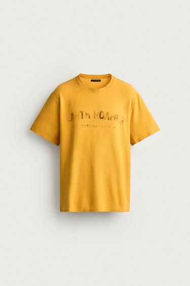 Zaras T-SHIRT I STICKAT MATERIAL MED URTVÄTTAT TRYCK - Senapsgul