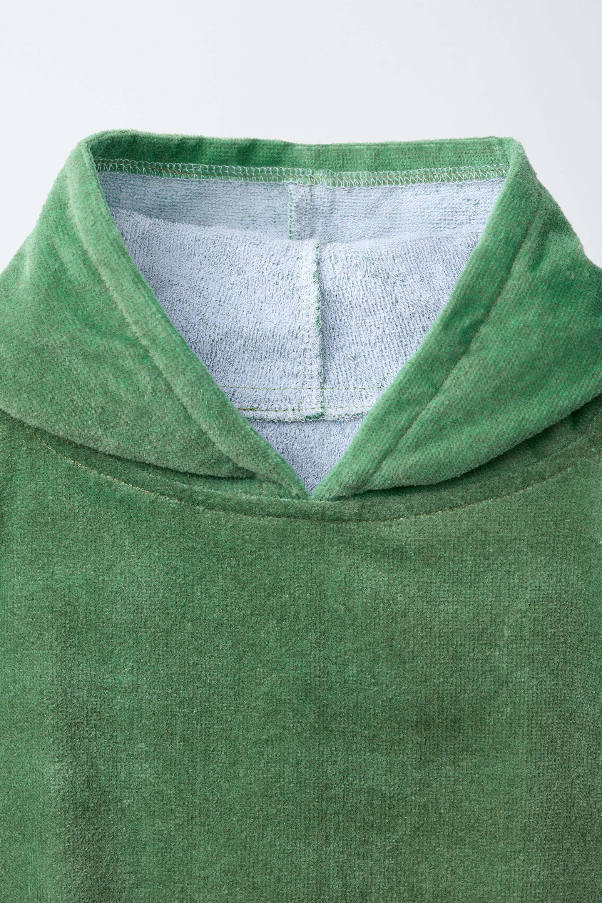 MINECRAFT © MOJANG AB. ™ TERRYCLOTH PONCHO