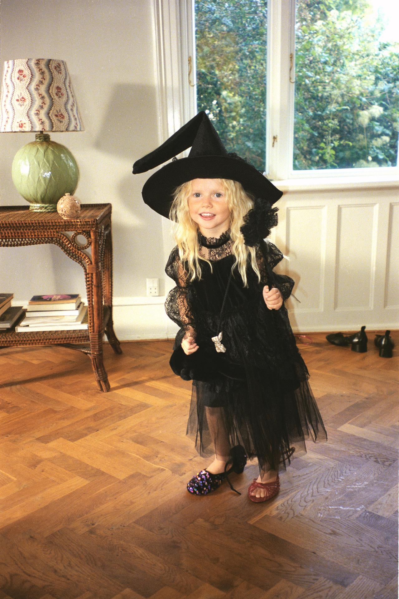 LACE WITCH COSTUME HAT — Black