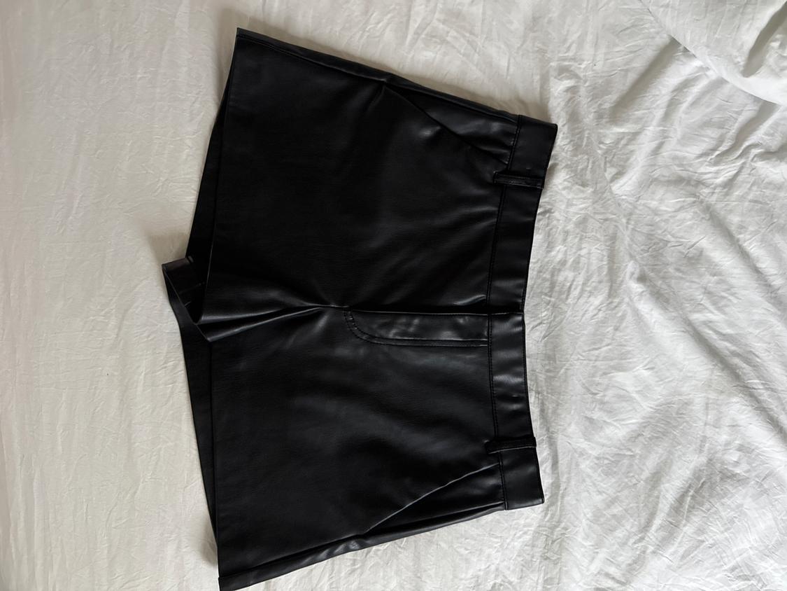 SHORTS EFECTO PIEL