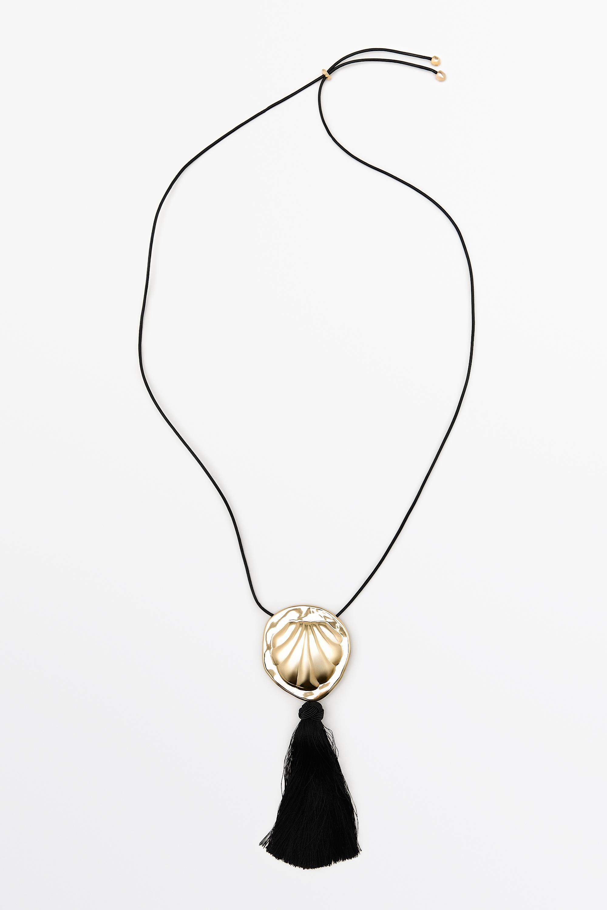 Collier avec pendentif coquillage et pompon