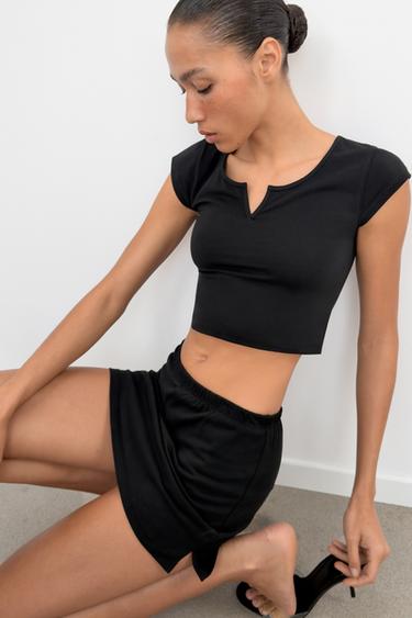 توب قصير بفتحة - أسود الخاص بـ Zara