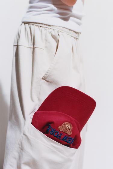 GORRA VARSITY BORDADO - Rojo de Zara