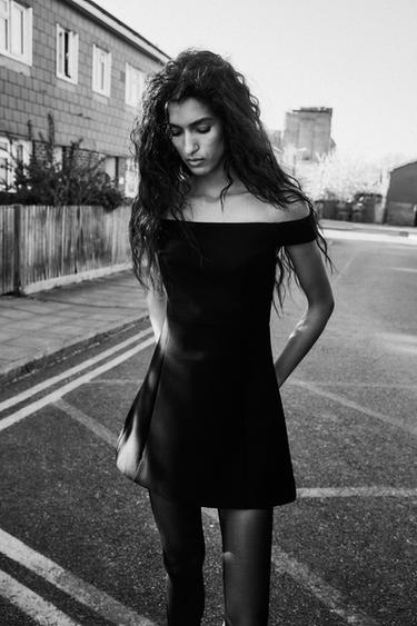 VESTIDO MINI OFF SHOULDER - Negro de Zara