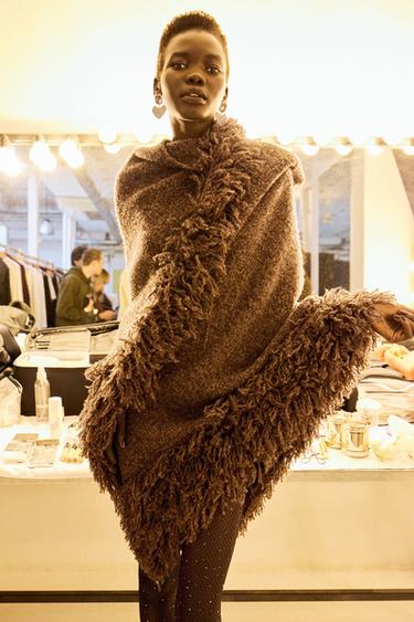 OVERSIZED FRINGED KNIT CAPE - Brown by Zara - Image 0
