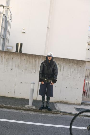 TRF デニム ミッドライズ バミューダジョーツダークインディゴブルーZaraのTRF デニム ミッドライズ バミューダジョーツ - ダークインディゴブルー