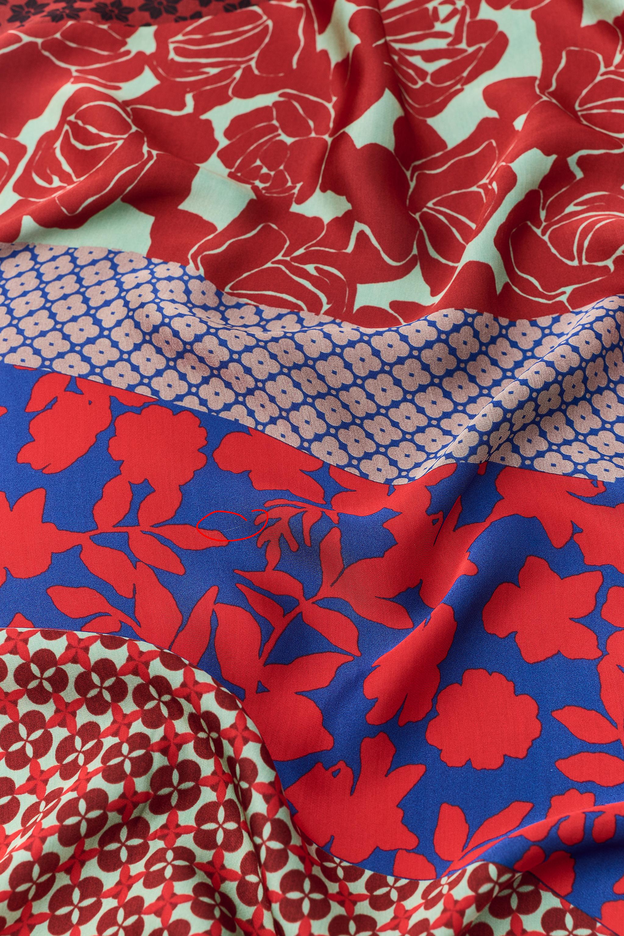FOULARD EN SATIN À IMPRIMÉ FLEURI