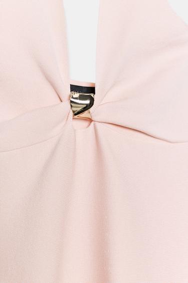 ROBE COURTE EN MAILLE AVEC ACCESSOIRE DORÉ - Rose pâle de Zara - Image 6