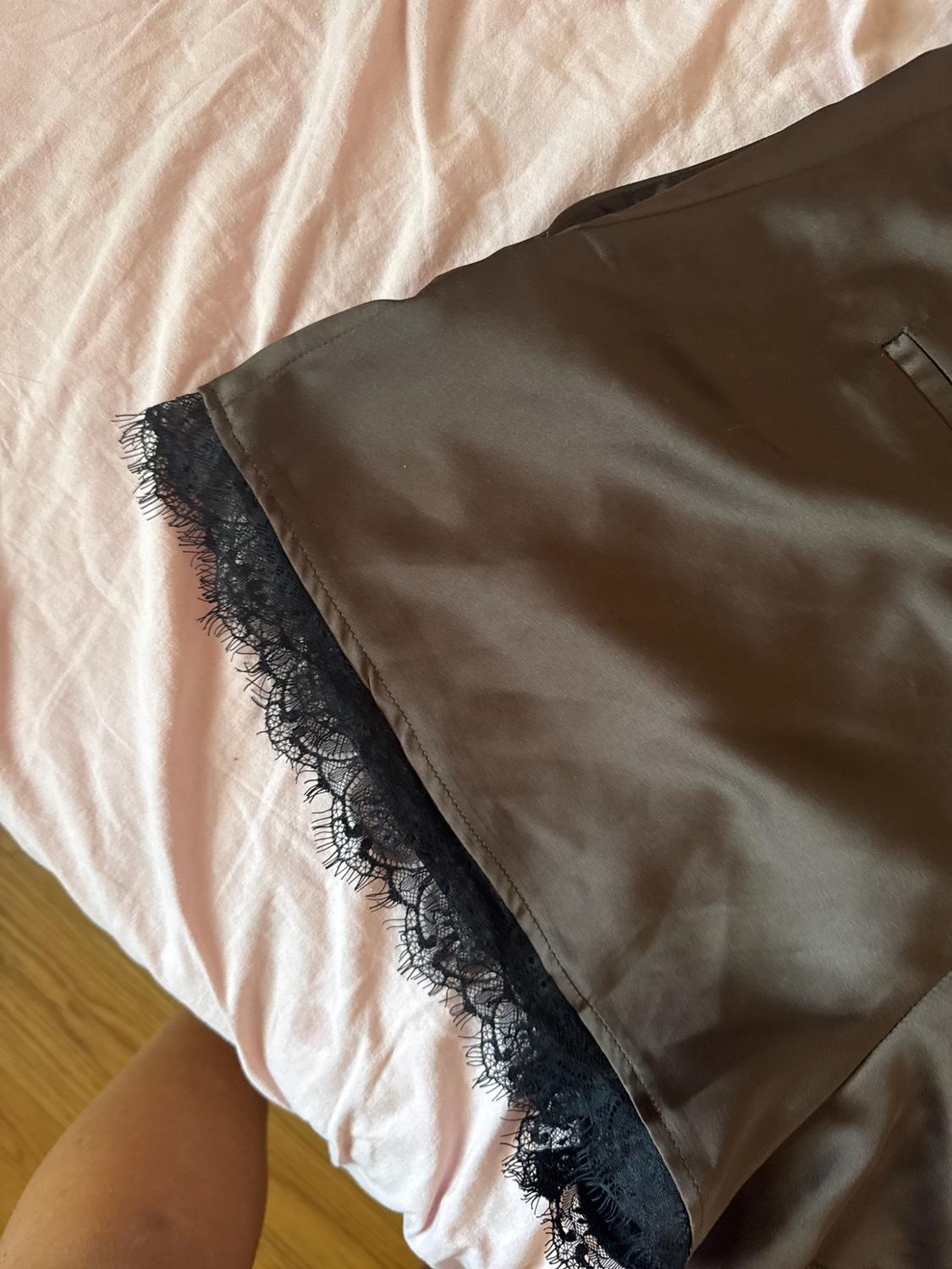 LACE TRIM SATIN SHORTS - Image 3