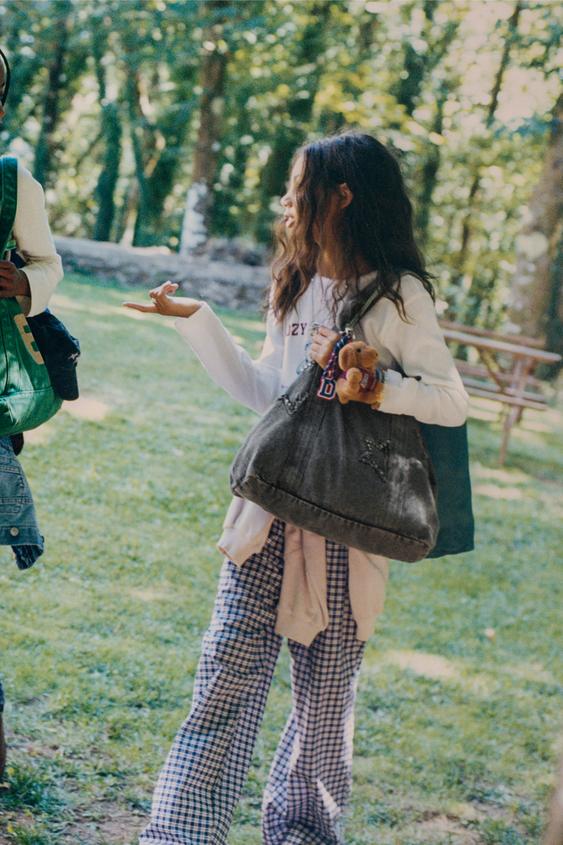 BOLSA SHOPPER DENIM ESTRELLAS - Negro de Zara - Imagen 0