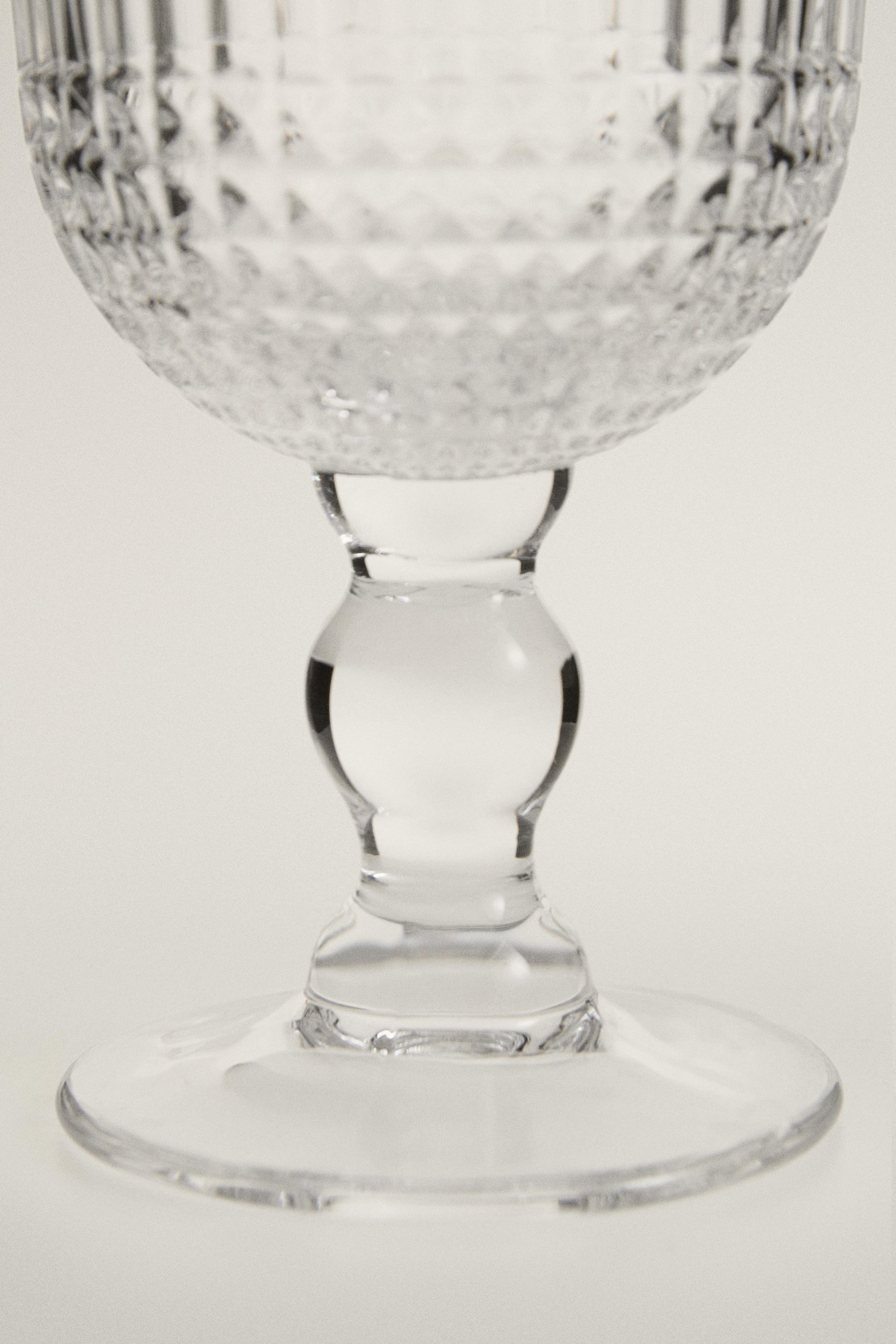 VERRE À PIED RELIEF GÉOMÉTRIQUE