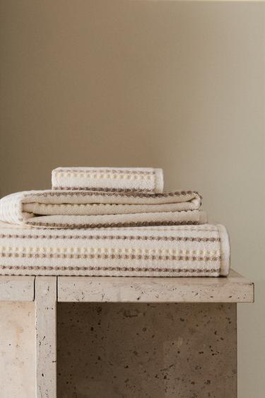 DOT TEXTURE BATH TOWEL - Green / Ecru by Zara - Image 5