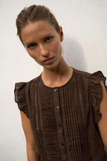 CAMICETTA CON MERLETTI E VOLANT - Marrone di Zara