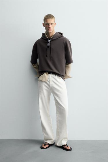 سويت شيرت بمظهر النيوبرين بغطاء رأس وبملصق - بني داكن by Zara