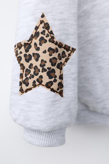 سويت شيرت بغطاء رأس ورقعات نجوم وطبعة حيوانية - رمادي فيجوريه الخاص بـ Zara