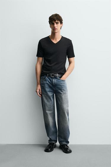 CAMISETA CUELLO PICO BÁSICA - Negro de Zara - Imagen 0