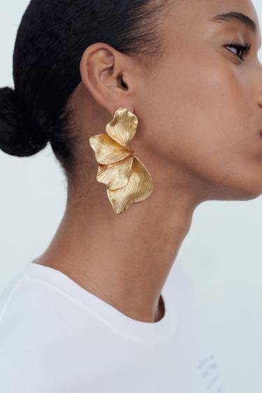 РЕЛЬЕФНЫЕ СЕРЬГИ В ФОРМЕ ЛЕПЕСТКОВ — ЗОЛОТИСТЫЙ от Zara — изображение 0