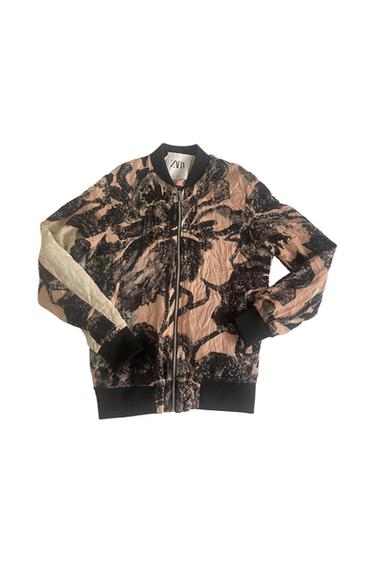 CHAQUETA BOMBER ESTAMPADA EN ROSA Y NEGRO