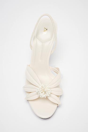 SANDALIA TACÓN DETALLE FLOR - Blanco de Zara