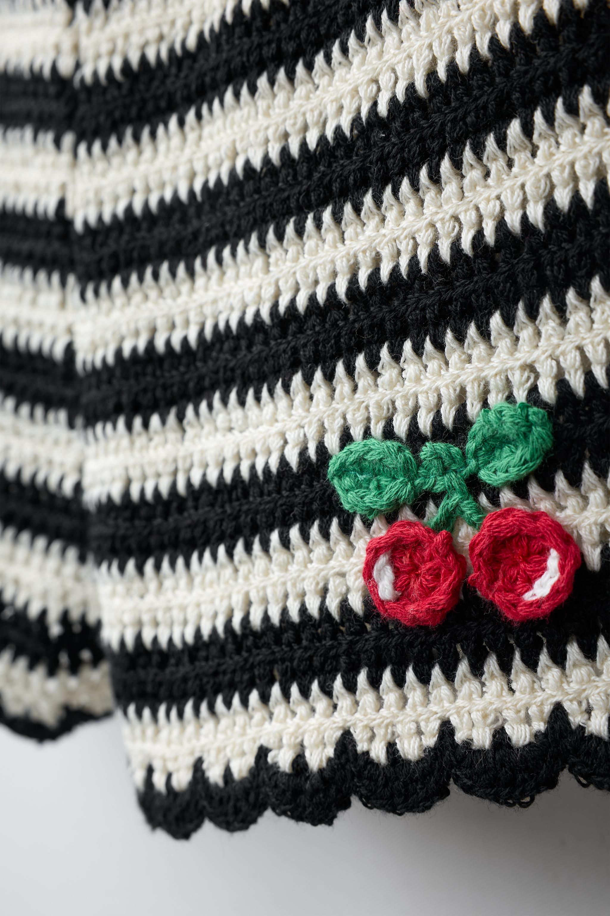 SHORT EN CROCHET À RAYURES ET BRODERIE CERISES