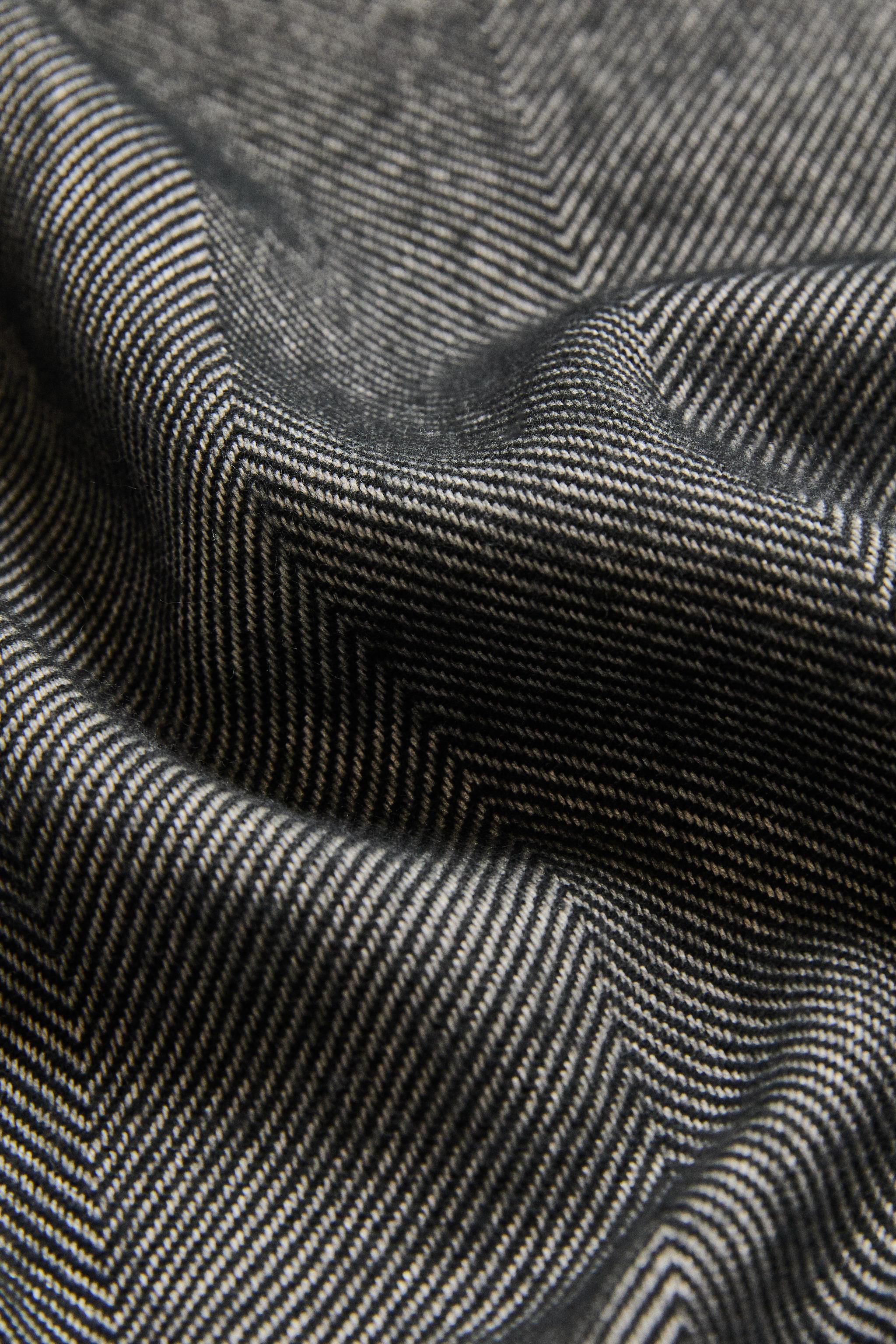 LIGHTWEIGHT FRINGED BLANKET