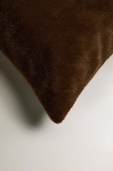 HOUSSE DE COUSSIN FOURRURE - Marron de Zara - Image 1