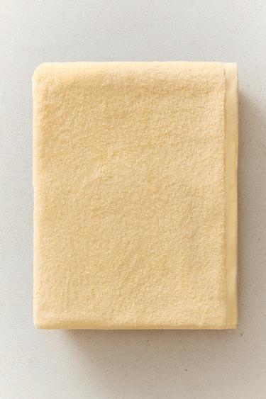 PLAIN COTTON TERRY BATH TOWEL (500 GXM²) - Light yellow by Zara