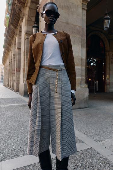 LONG HOUNDSTOOTH BERMUDA SHORTS WITH CHAIN BELT - Ecru / Blue by Zara