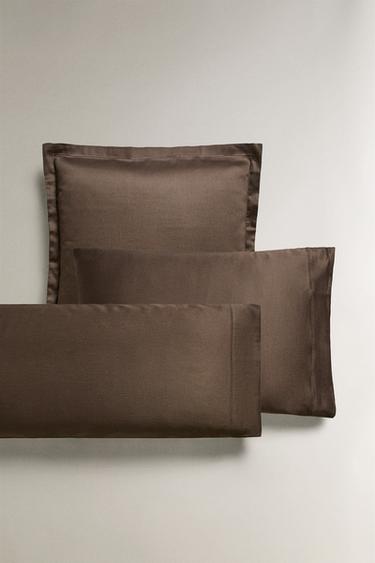 SATEEN PILLOWCASE WITH TRIM (300 THREAD COUNT) - Dark brown by Zara