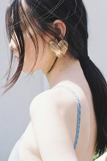 テクスチャーハートピアスゴールドZaraのテクスチャーハートピアス - ゴールド