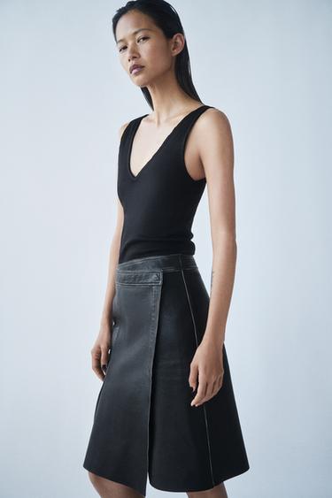 RIB-TOP MED V-UDSKÆRING - Sort fra Zara