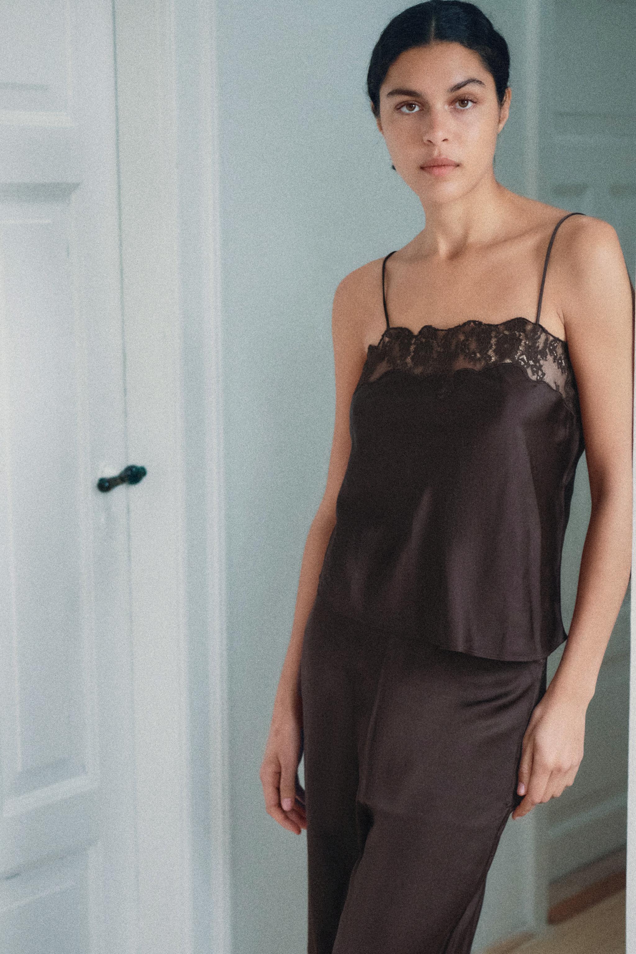 shakiri トップス ブラウン サテン地レーストップス - ブラウン | ZARA Japan / 日本