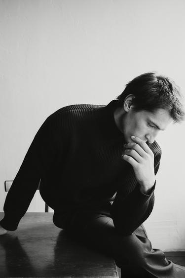 СВИТЕР ИЗ РЕЛЬЕФНОЙ ТКАНИ С ВОРОТНИКОМ-СТОЙКОЙ — ЧЕРНЫЙ от Zara