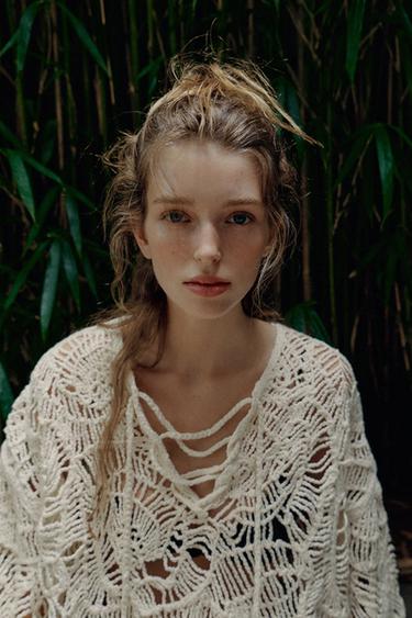 ROBE EN MAILLE AJOURÉE À POMPONS - Écru de Zara - Image 4