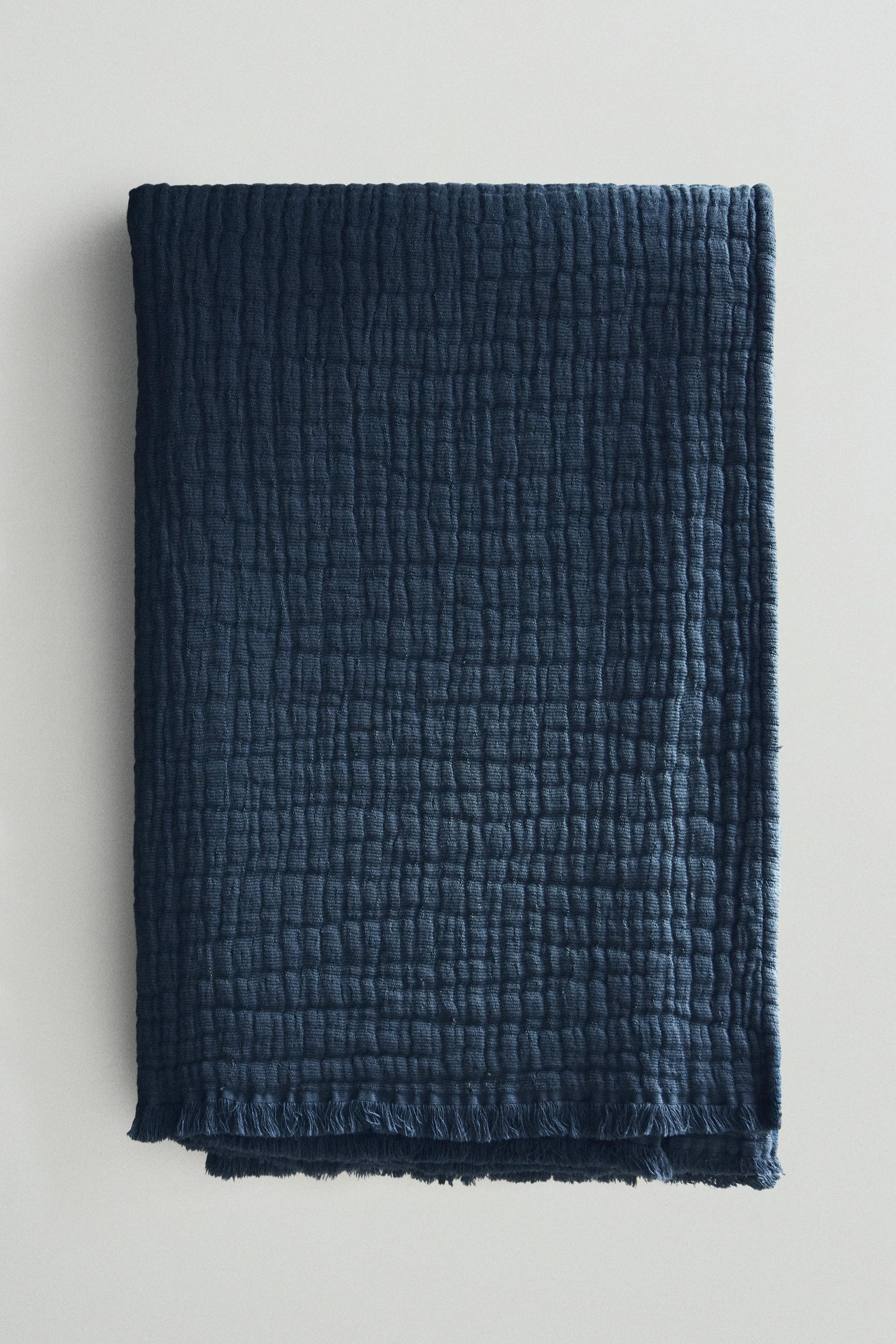 TEXTURED JACQUARD BLANKET