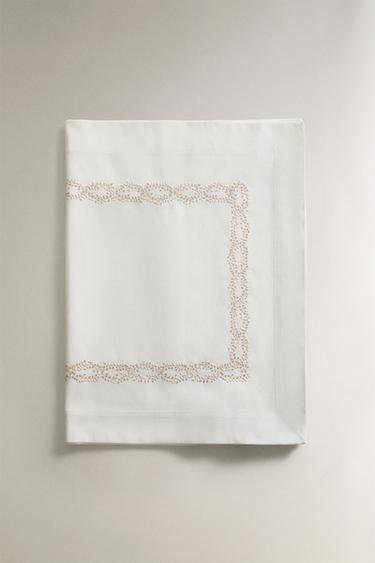 CHEMIN DE TABLE SATIN BRODÉ - Écru de Zara - Image 4