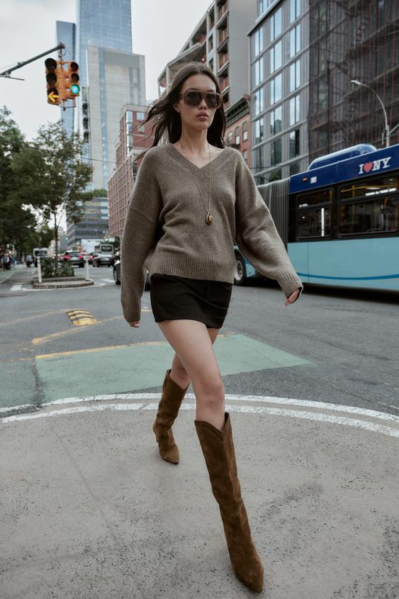 BOTTES À TALONS EN DAIM AVEC SURPIQÛRES