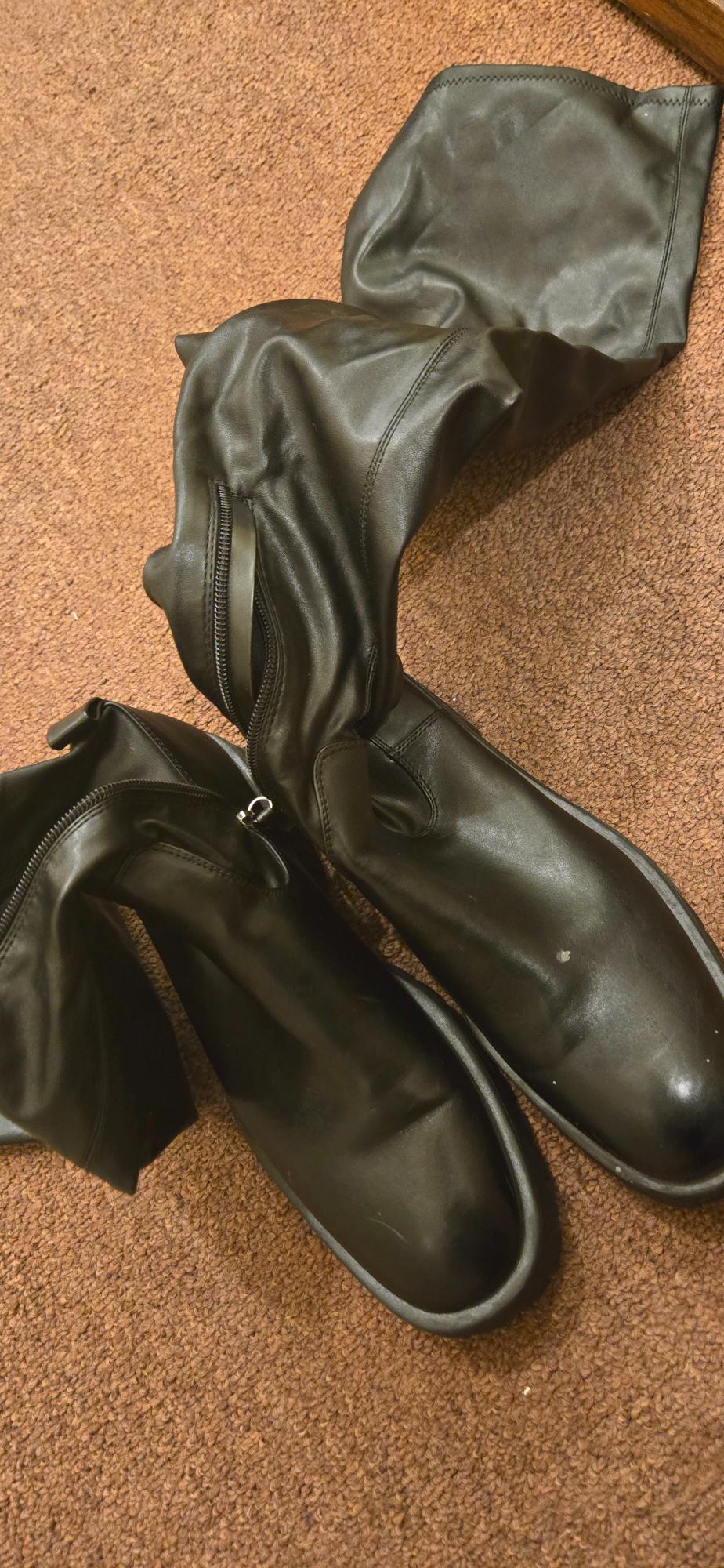 FLAT OVER THE KNEE BOOT NWOT HAS A SCRATCH THAT IS A SPOT ON THE FRONT PLEASE VIEW IMAGES - Image 3
