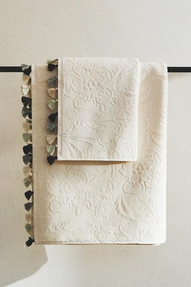 TOALLA BAÑO POMPONES JACQUARD - Crudo medio de Zara