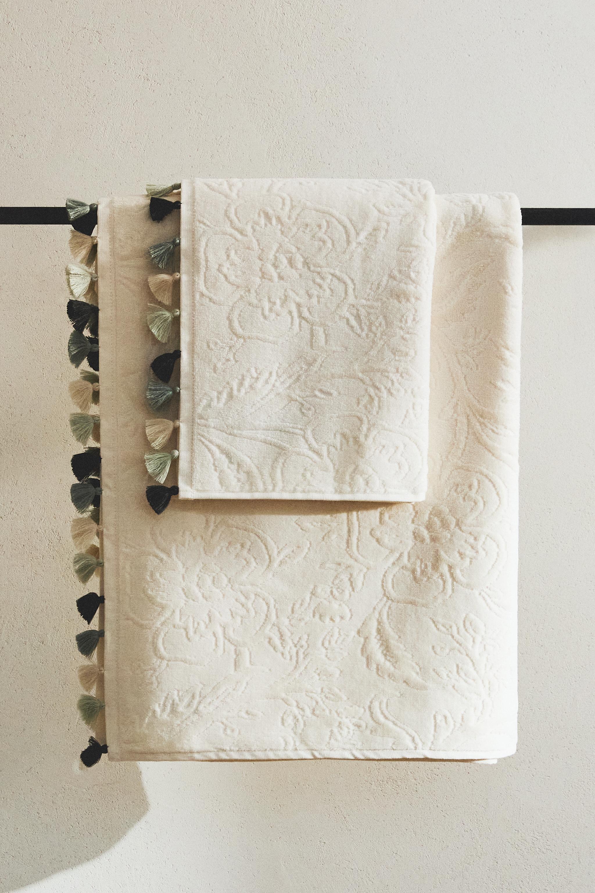 SERVIETTE DE BAIN POMPONS JACQUARD