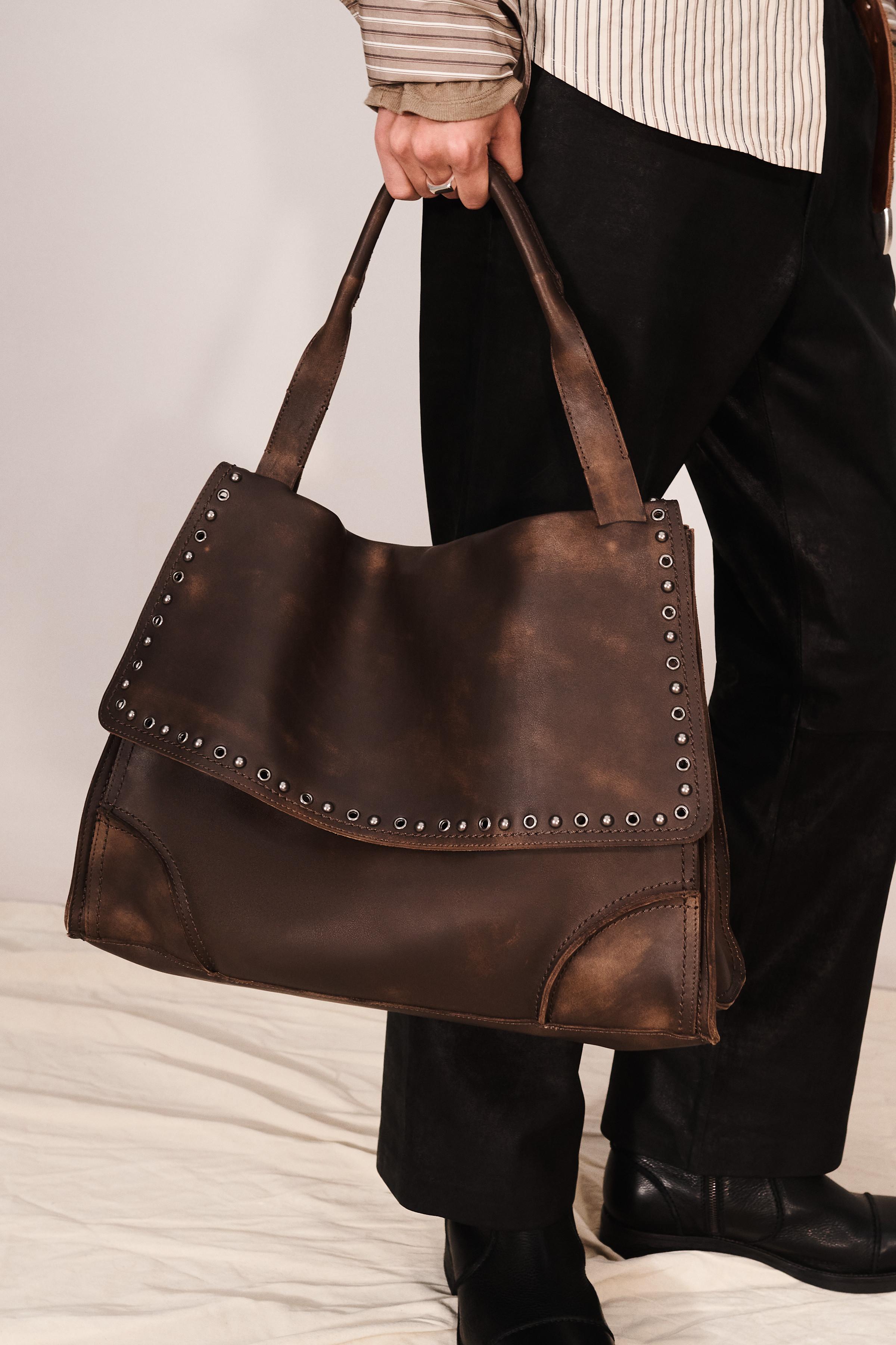 SAC BANDOULIÈRE EN CUIR À CLOUS