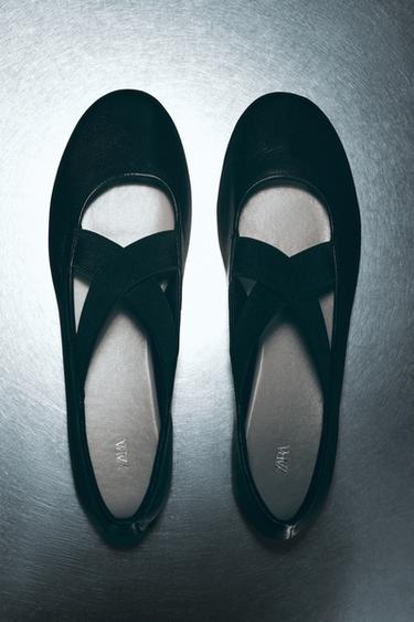 LEATHER BALLET FLATS WITH CROSSED ELASTIC STRAPS - Black by Zara