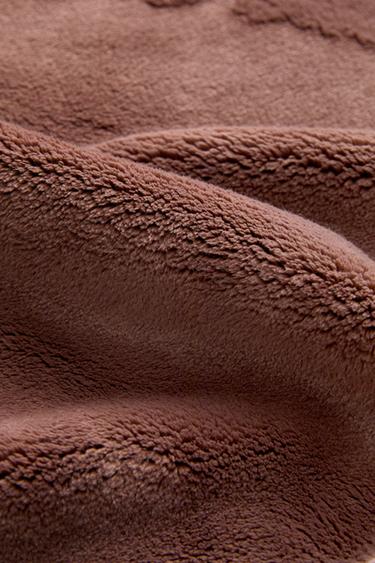SOLID FAUX FUR BLANKET - Dark pink by Zara