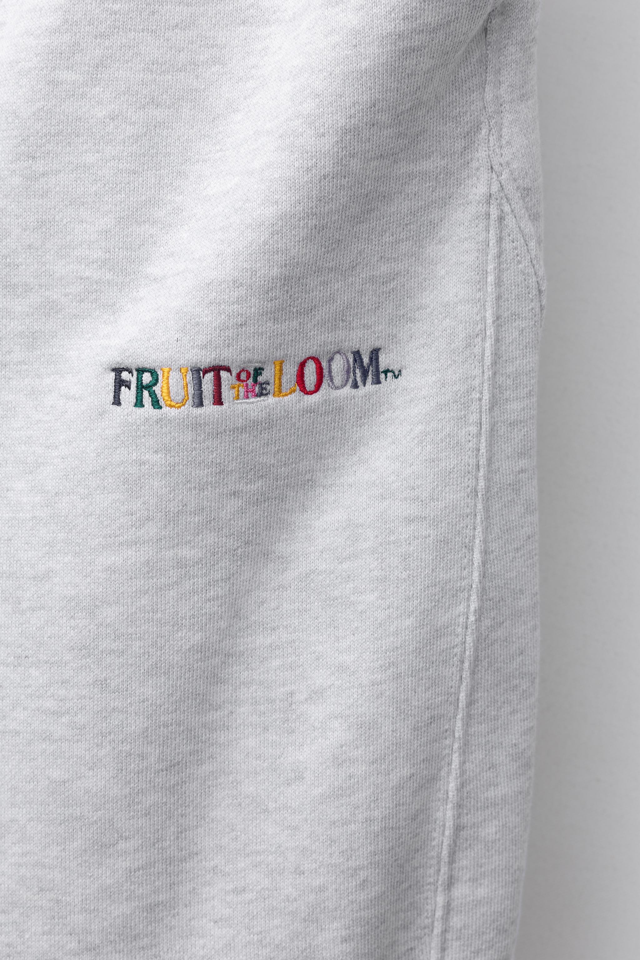 PANTALON EN MOLLETON BARREL BRODÉ FRUIT OF THE LOOM™