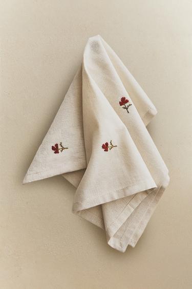 PACK OF EMBROIDERED FLORAL NAPKINS (PACK OF 2) - خَام الخاص بـ Zara