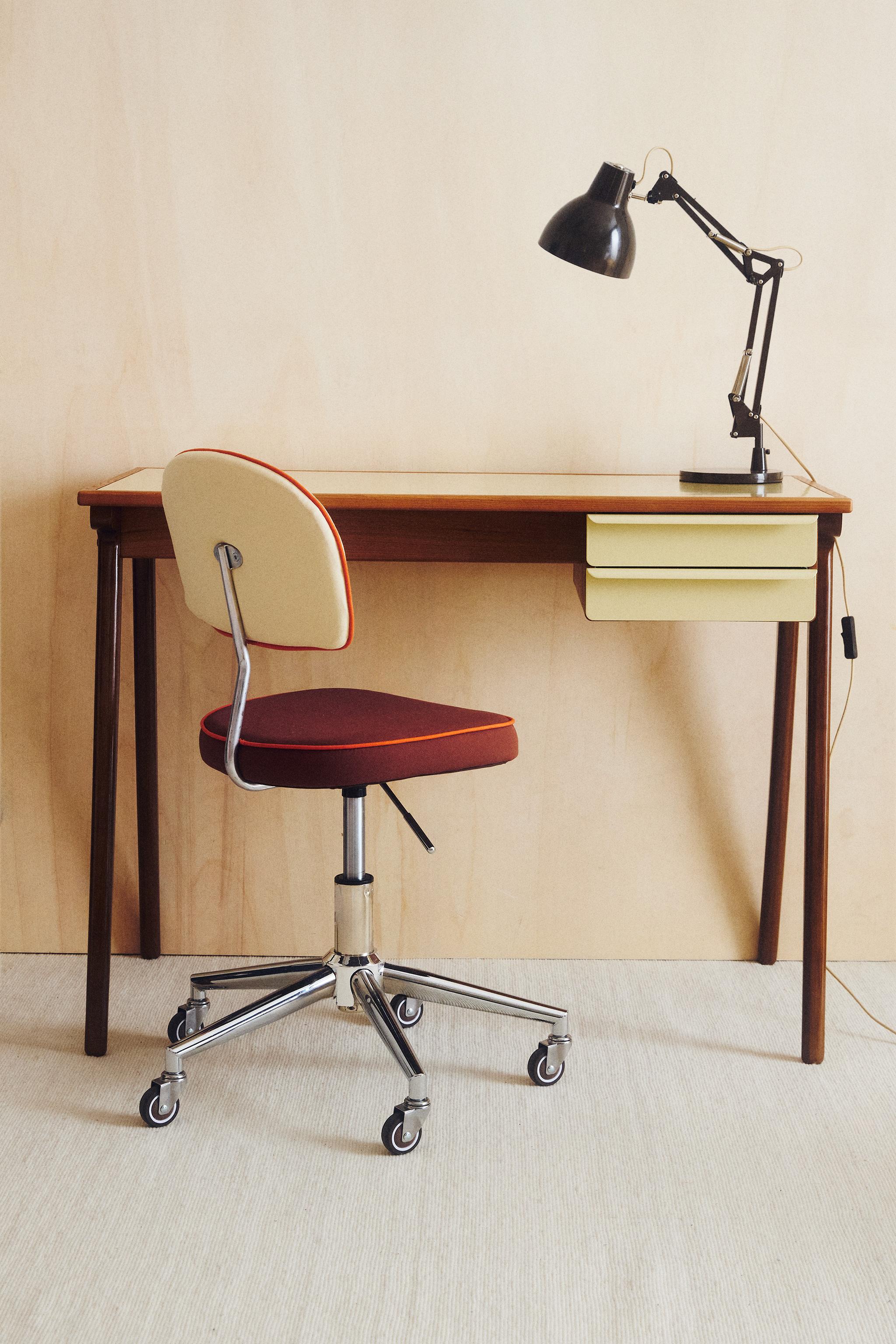 KIDS’ DESK WITH DRAWERS
