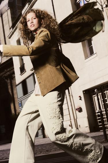 Z1975 WIDE LEG JEANS MIT MITTELHOHEM BUND UND BLUMENSTRUKTUR - Sandfarben von Zara