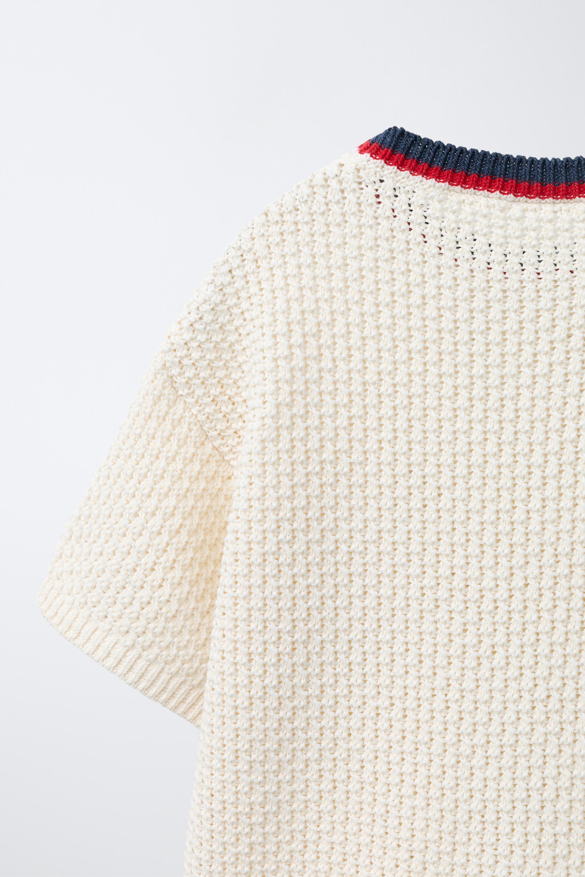 T-SHIRT EN MAILLE STRUCTURÉE À COL CONTRASTE