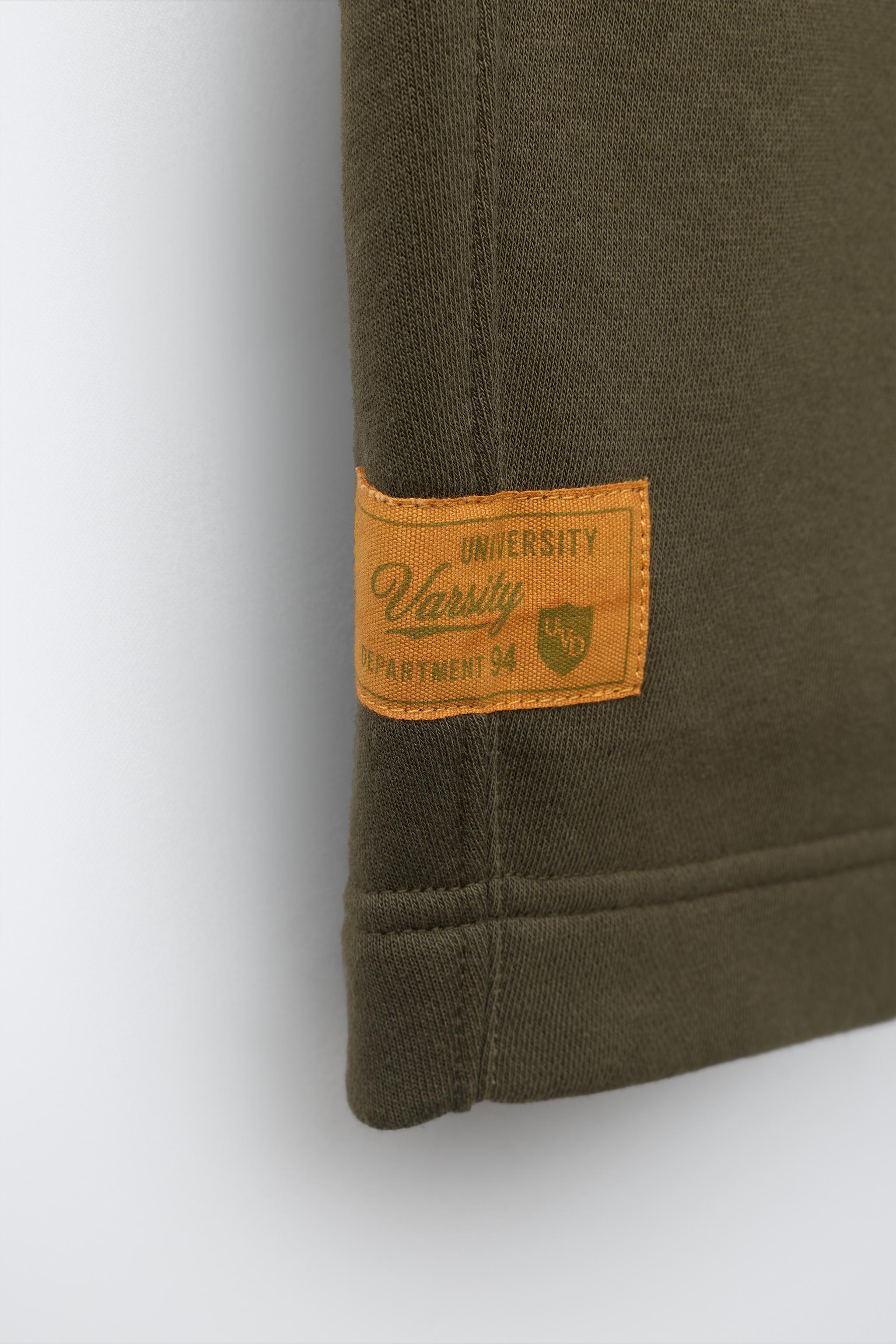 PANTALON EN MOLLETON BARREL ÉTIQUETTE VARSITY