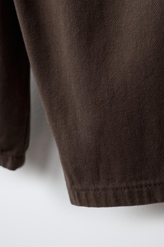 PANTALON EN SERGÉ UNI - Chocolat de Zara - Image 3